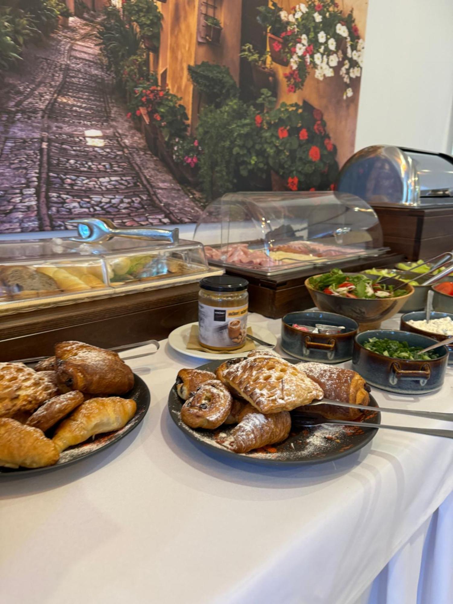 Typton Hotel&Spa Medzilaborce Экстерьер фото