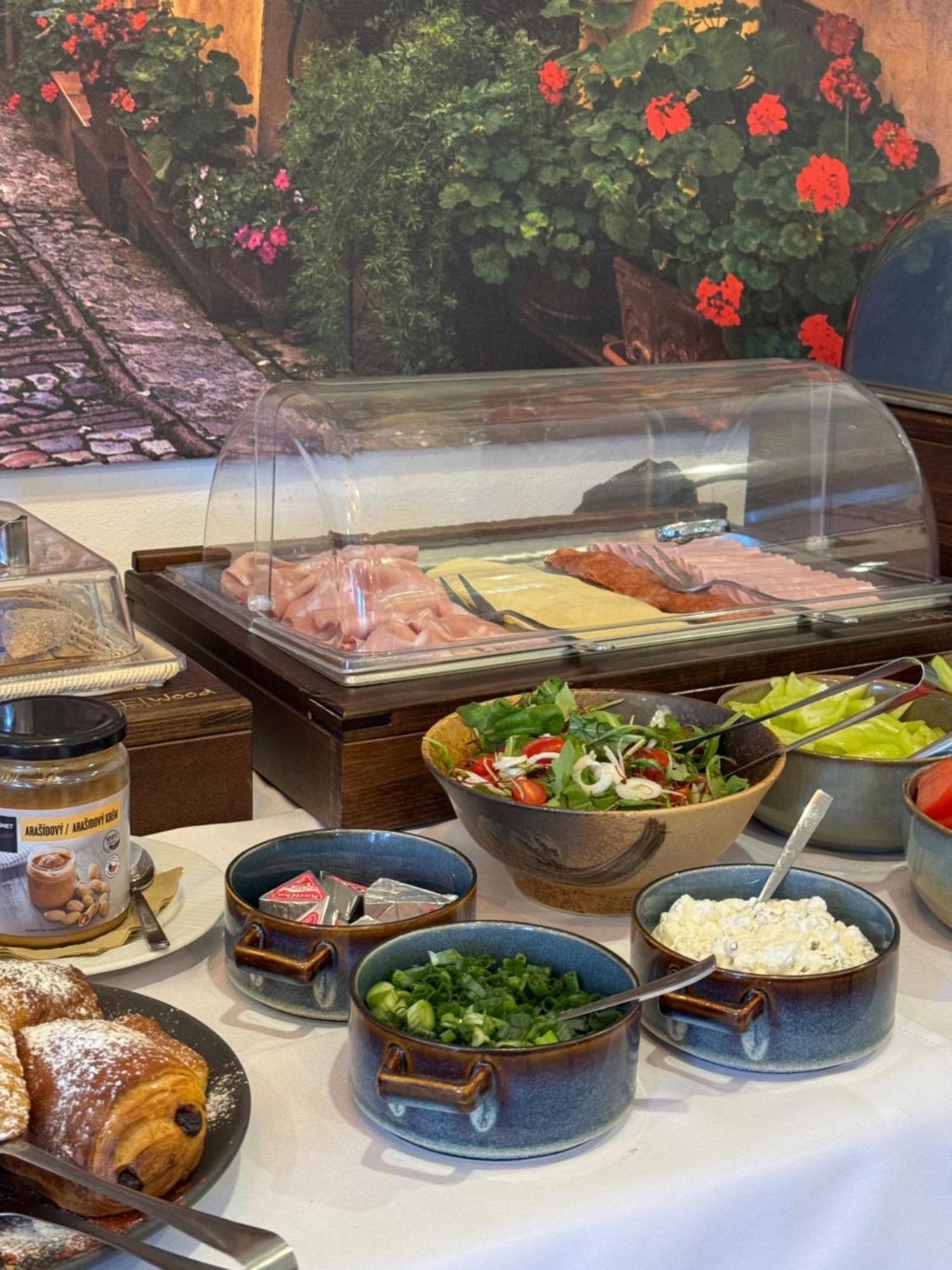 Typton Hotel&Spa Medzilaborce Экстерьер фото